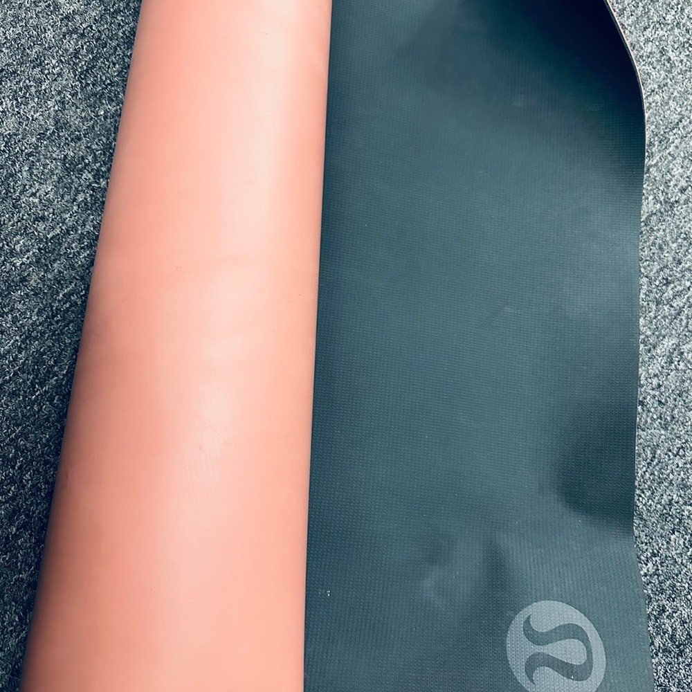Lululemon Yoga Mat in Black and Pink